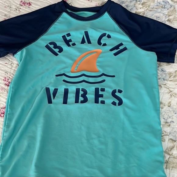 Swim trunks and rash guard - Picture 2 of 5